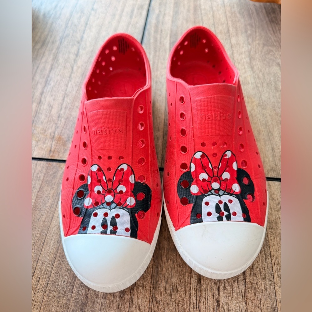 Native Minnie Mouse Jefferson shoes J 2. 
Like new condition